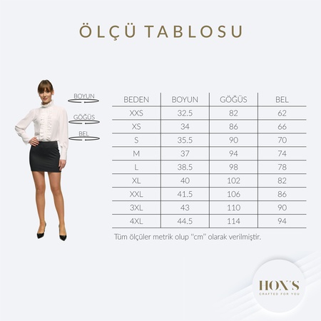 Белая рубашка с длинным рукавом и воротником с оборками