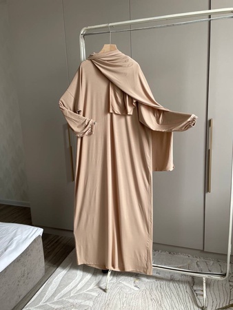 Платье с пришитым шарфом