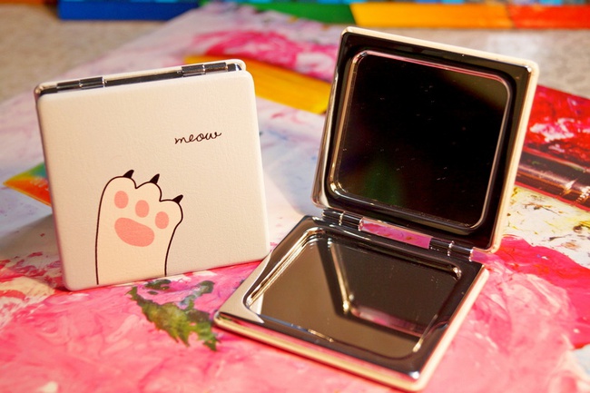 Çok renkli vinil kaplamalı katlanır kare çift cep aynası