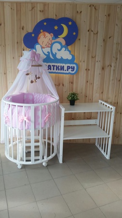 圆形变换床。 7合1婴儿床由桦木制成