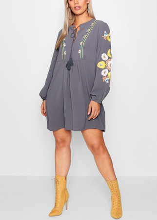 Вышитое стильное женское платье