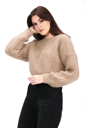 Трикотажный укороченный свитер с круглым вырезом