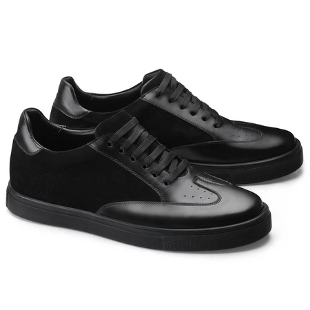 Siyah delikli spor ayakkabı