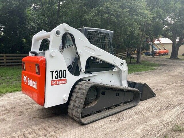 Погрузчик с бортовым поворотом Bobcat T300 - предварительные выбросы выхлопных газов 81 л.с. Kubota Diesel - готов к работе