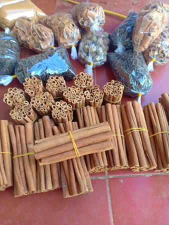 عصا قرفة / كاسيا مكسورة / قرفة كاسيان منفصلة