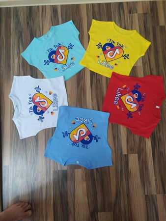 Kızlar için moda tişörtler