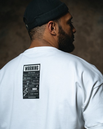 белая футболка