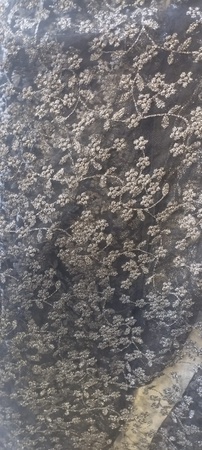 Hochwertige Stickerei auf Tüll