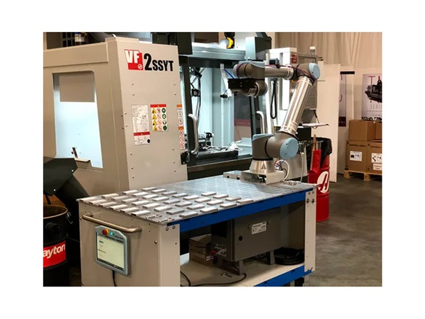 Система автоматизации фрезерного станка с ЧПУ, двойные многозажимные тиски, стол 56 x 32, включает в себя кобот UR10e