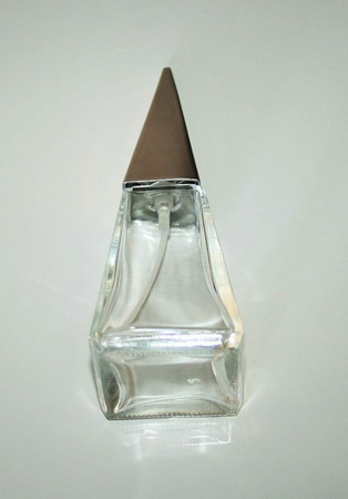 Parfümeri için cam şişeler.