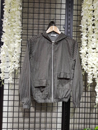 Жилет на молнии с капюшоном