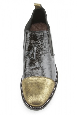 Patentstiefel mit schäbigem Umhang n084