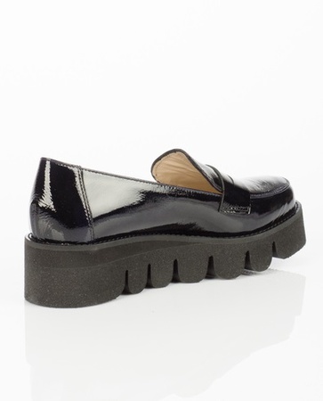 Siyah tabanlı cilalı mokasen