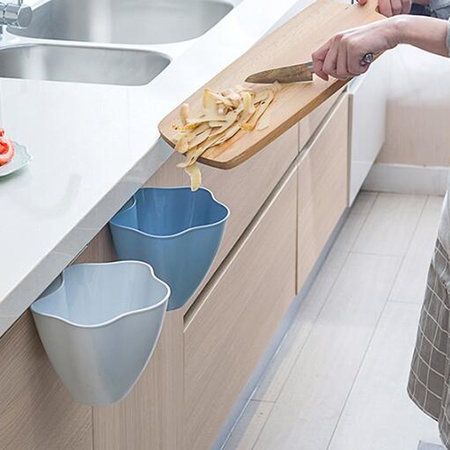 Dolap kapağına sabitlenmiş plastik çöp sepeti