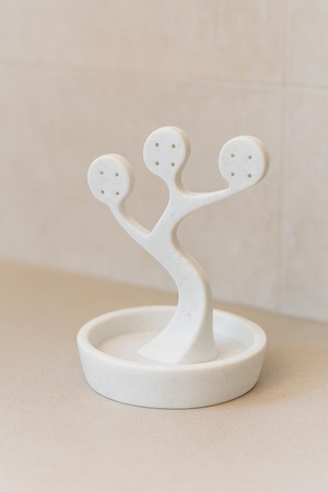 Подставка-органайзер для украшений в современном минималистичном дизайне.