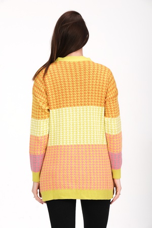 Красочный вязаный кардиган с узором "лом"