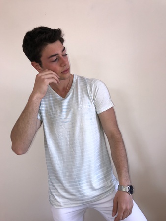 1027 МОДЕЛЬ ФУТБОЛКА УНИСЕКС ИЗ ВИСКОЗЫ В ПОЛОСКУ С V-ОБРАЗНЫМ ВЫРЕЗОМ