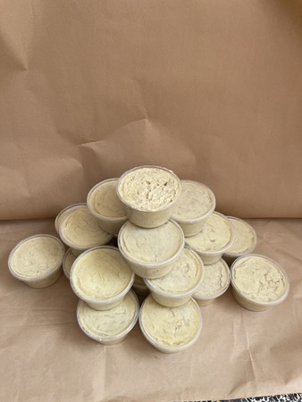 Doğal karite yağı (shea yağı), doğal hammaddeler, doğal kozmetikler. Kremsi bir renge ve hoş bir ceviz-odunsu kokusuna sahiptir