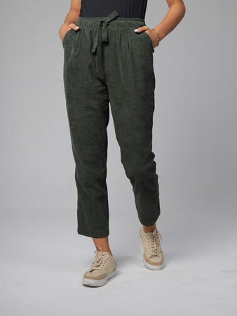 Вельветовая рубашка и стильные брюки.