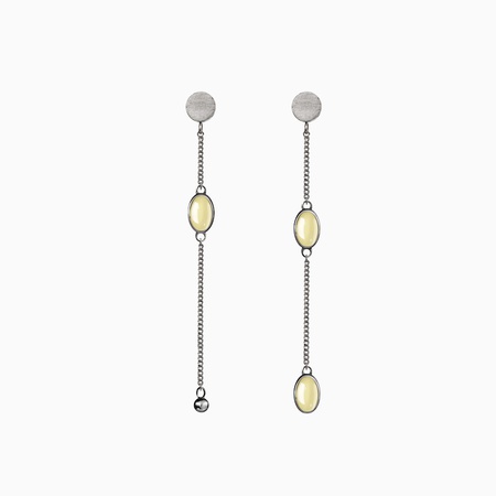 Gümüş zincirler üzerinde kehribarlı küpeler