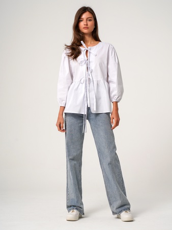 Блузка белая на завяках