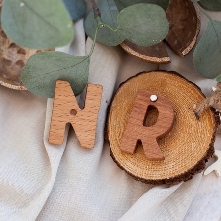 Mıknatıslar üzerindeki harfler kümesi &quot;Alfabe - 66&quot; ahşaptan yapılmıştır