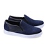 Hellblaue Jeans und Slip-On-Sneaker aus Leder