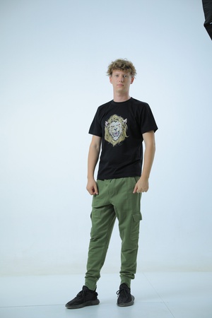 Все виды женской, мужской и детской одежды: футболки, топы, рубашки поло, толстовки и многое другое.