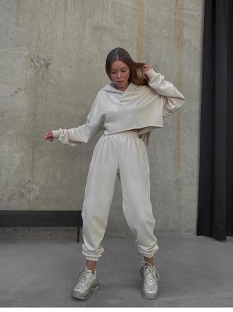 Sweatshirtler, kapüşonlular, joggers, tişörtler, şortlar