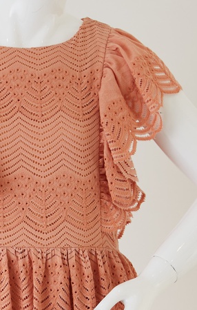 Кружевное платье без рукавов