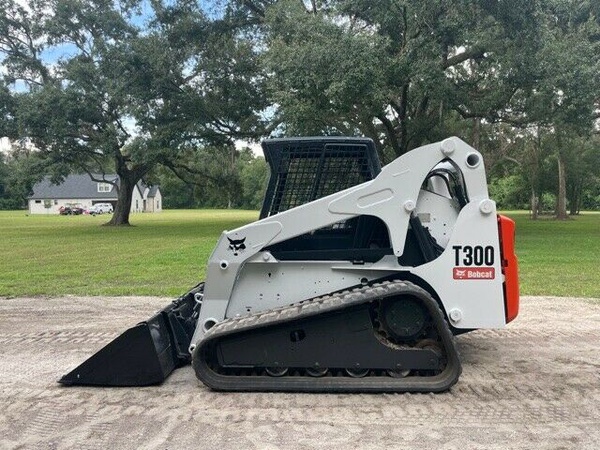 Погрузчик с бортовым поворотом Bobcat T300 - предварительные выбросы выхлопных газов 81 л.с. Kubota Diesel - готов к работе