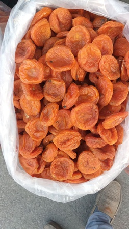 Сухофрукты и орехи.