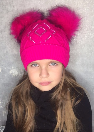 Детская зимняя шапка с двумя помпонами