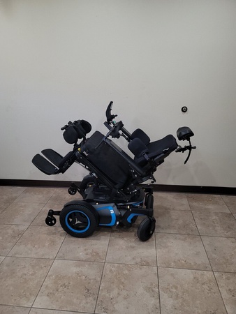 Permobil F5 VS Вертикальная стойка с полной загрузкой, 14 дюймов, подъем сиденья, наклон, наклон, ножка