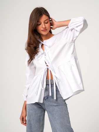 Блузка белая на завяках