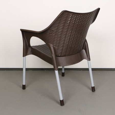 пластиковый стул на открытом воздухе