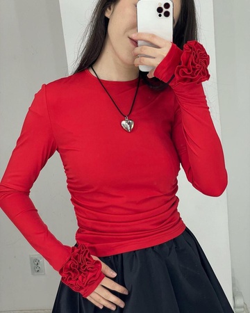 Лонгслив женский с цветочкой на рукаве