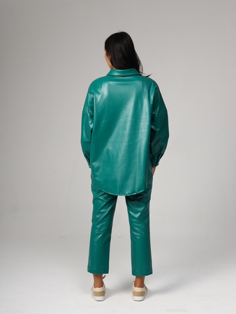 皮革衬衫和时尚的裤子