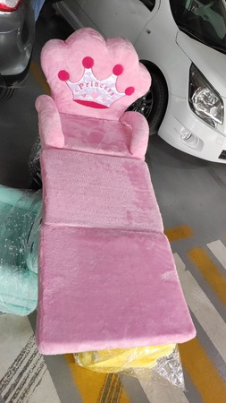 Кресло трансформер для детей до 7лет. Состав:  Мягкая, плюшевая ткань, поролон 98%, синтепон 2%. Обращайтесь : aziza.muminova@list.ru