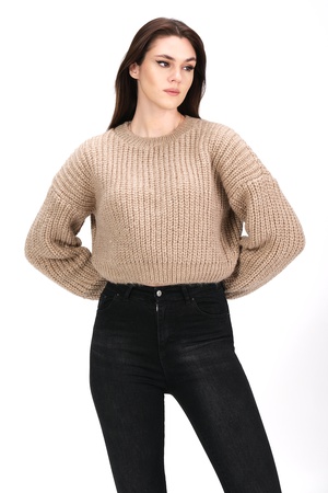 Трикотажный укороченный свитер с круглым вырезом