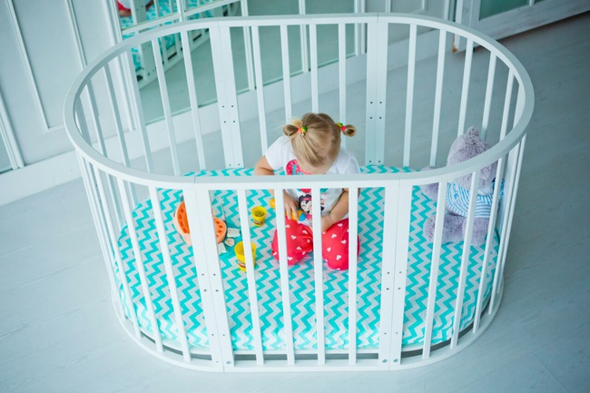 圆形变换床。 7合1婴儿床由桦木制成