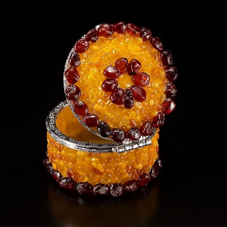 Шкатулка, украшенная натуральным балтийским янтарём