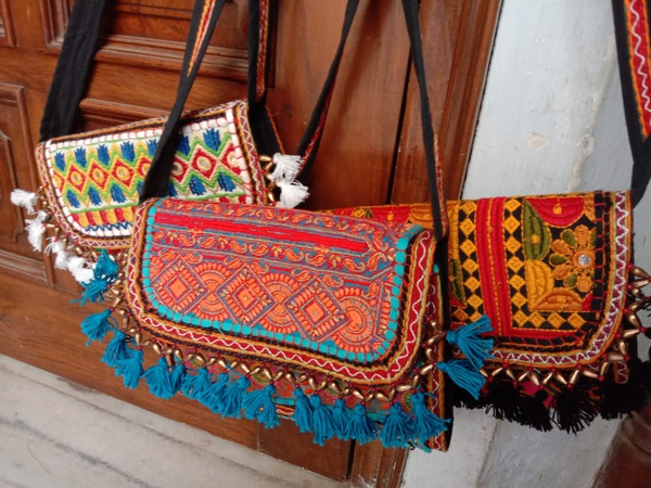 El yapımı Geri Dönüşümlü Banjara kumaş işlemeli Tribal küçük çanta çanta boho çanta etnik Çapraz vücut Mükemmel Hediye kadın onun için festival çantası