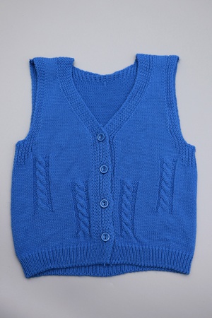 ТРИКОТАЖНЫЙ ЖИЛЕТ ИЗ ЛИСТОВОГО ТРИКОТАЖА С 4 КНОПКАМИ