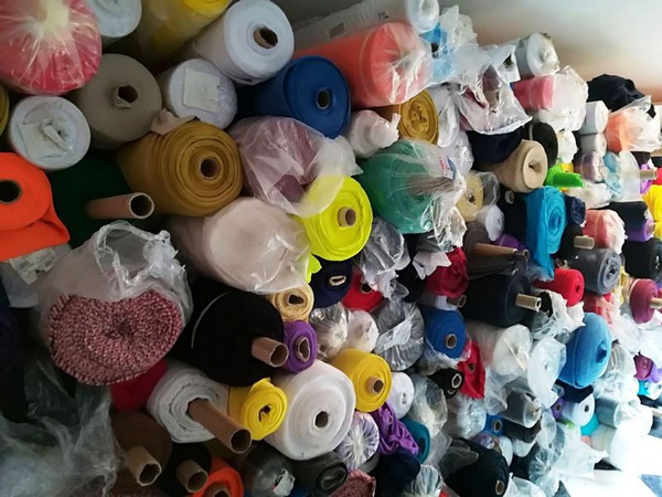 İspanya&#39;dan giysi dikmek için stok.