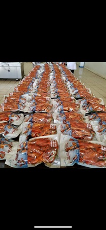 Пресноводные живые и варенные раки в соусе