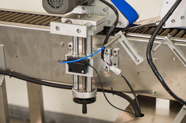 Автоматический этикетировщик ЭМ05.06 с вертикальной подачей 150 шт/мин