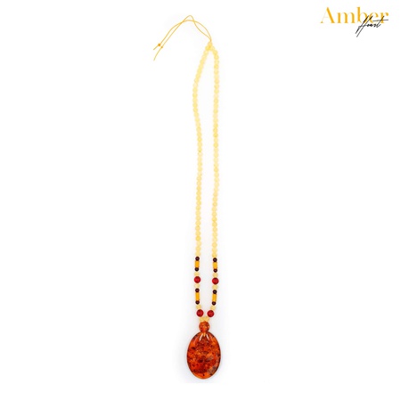 Amberden bir kolye ile kolye