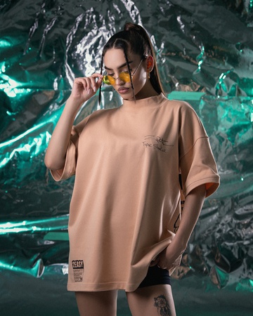 бежевая футболка