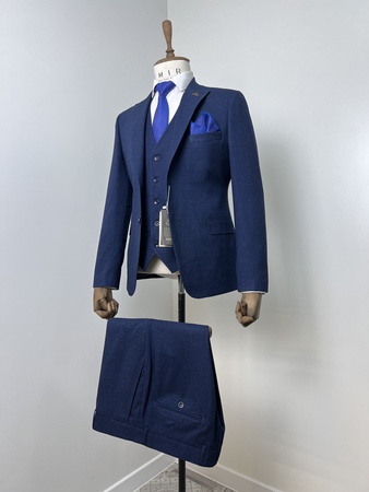 Классические костюмы